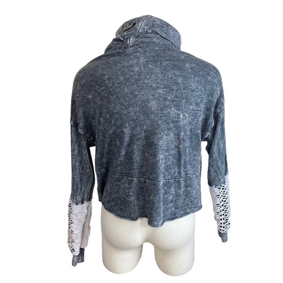 Gimmicks BKE Women Grey Acid Wash Cowl Neck Crochet Long Sleeve Sweater Sz Sm - Picture 3 of 12